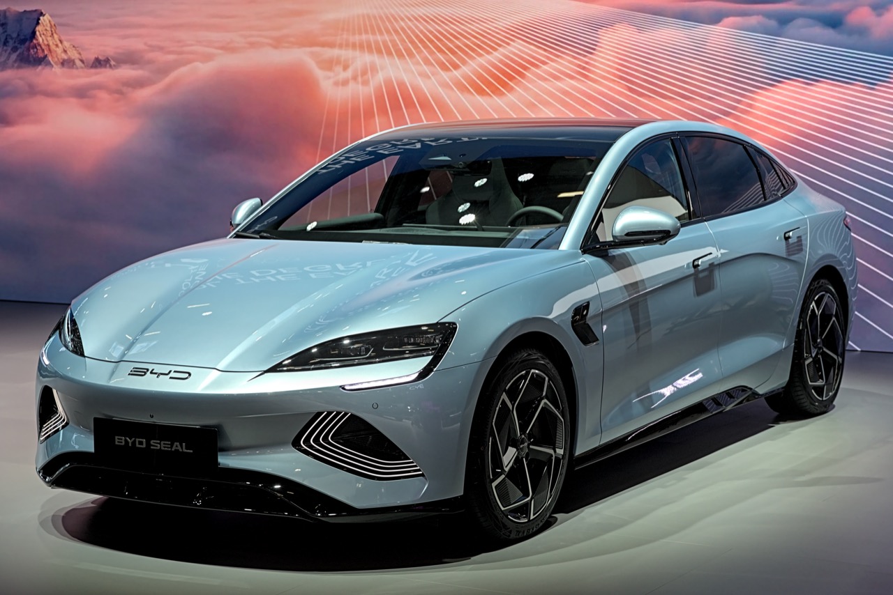 BYD DENZA recrute James Bond — le Canada visé